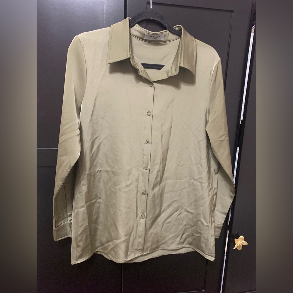 Bailey 44 olive green Button Down Blouse Medium classic old money